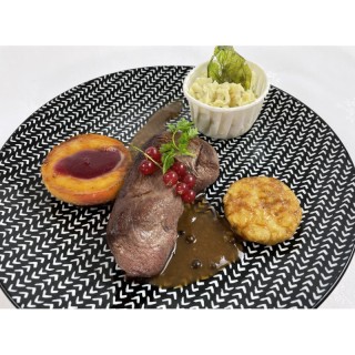 PAVE DE CERF SAUCE POIVRADE