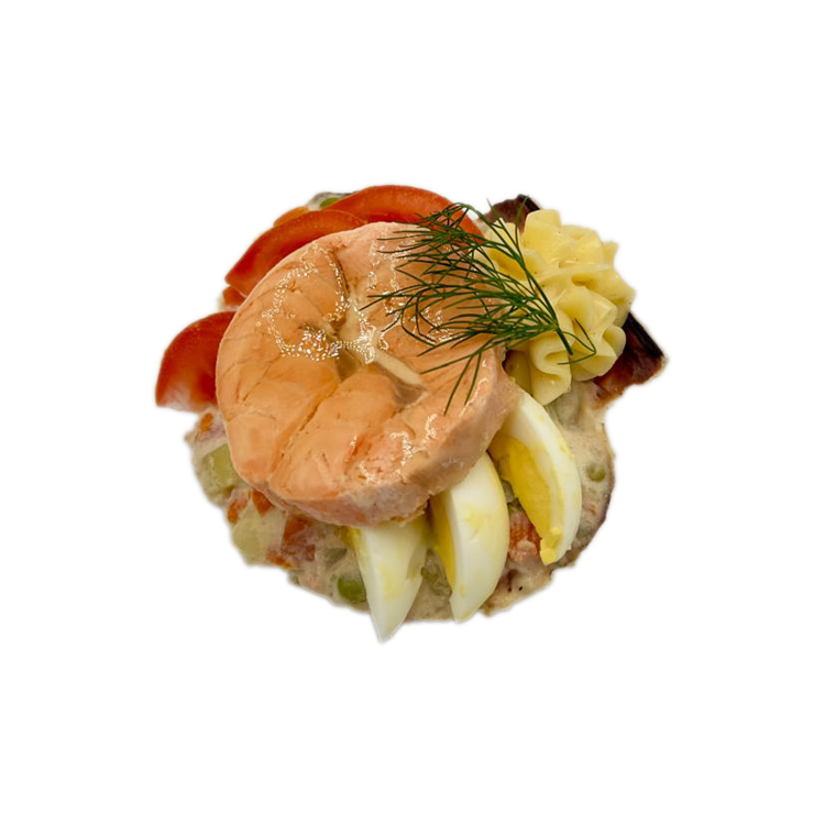 DARNE DE SAUMON, OEUF MIMOSA ET TOMATE COCKTAIL