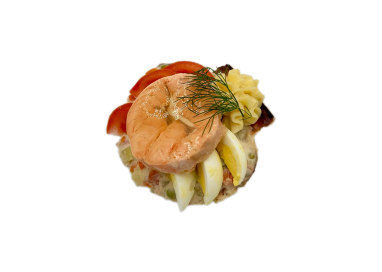 DARNE DE SAUMON, OEUF MIMOSA ET TOMATE COCKTAIL